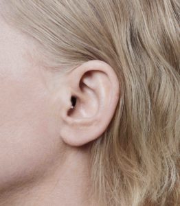 Oticon_Opn_IIC_C001Beige_Angle90_Close_Up_In_Ear_MS_6746_cut
